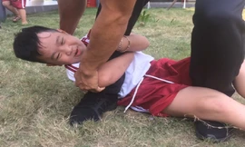 Dạy trẻ nằm ôm chân, kêu cứu để chống bị bắt cóc