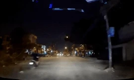 Phóng xe vấp ổ gà, tài xế cùng chiếc xe văng gần cả chục mét