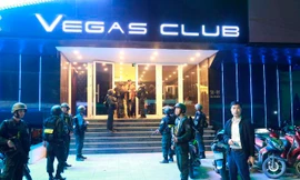 Cận cảnh 'đột kích' quán bar Vegas trong đêm, nhiều người dương tính ma túy
