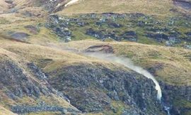 Thác nước chảy ngược do gió bão ở Anh