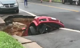 'Hố tử thần' nuốt trọn ôtô trên đường phố Mỹ