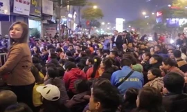 Clip: Tắc đường, đóng cửa chùa khi người Hà Nội cúng giải hạn quá đông