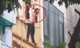 Khống chế nam thanh niên ngáo đá treo vắt vẻo ngoài ban công tầng 3