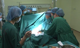 Sản phụ ung thư giai đoạn cuối phải ngồi khi mổ bắt con