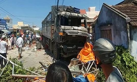 Xe tải mất lái càn quét hàng loạt hàng quán bên đường