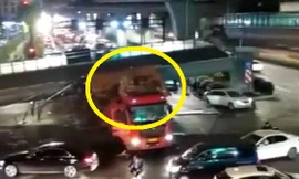 Clip: Hãi hùng xe tải chở quá khổ đâm sập cầu đi bộ