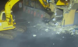 Băng trộm táo tợn dùng máy xúc để nhổ cả cây ATM