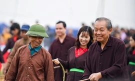 Phó Thủ tướng Trương Hòa Bình mặc áo vải cày ruộng đầu năm