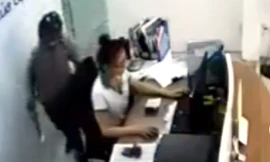 Bị kề dao vào cổ, nữ nhân viên ở TP.HCM dũng cảm vật ngã tên cướp