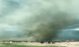 Lốc bụi quét qua sân trường trung học ở Mỹ