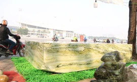 Cận cảnh sập đá ngọc nguyên khối nặng hơn chục tấn, giá 2,6 tỷ ở Yên Bái