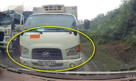 Thót tim cảnh xe tải lấn làn, vượt ẩu suýt gây tai nạn tại Hòa Bình