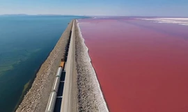 Cận cảnh tàu hỏa chạy giữa hồ nước hai màu đẹp như mơ