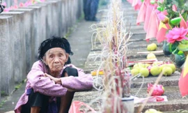 Gặp người mẹ liệt sĩ 93 tuổi vượt 120 km lần đầu viếng mộ con