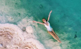 Không cần bơi vẫn nổi lềnh bềnh ở Biển Chết