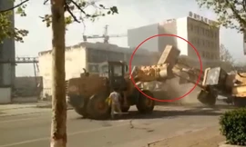 6 máy xúc 'đánh nhau' quyết liệt trên đường phố Trung Quốc