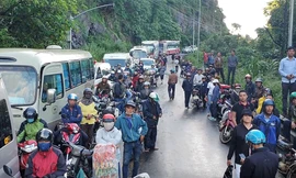 Dòng xe ách tắc 20 km vì đèo Bảo Lộc sạt lở