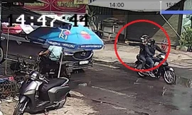 Giương ná cao su bắn nứt kính ô tô, 2 thanh niên bị đánh bầm dập