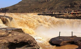 Thác lớn nhất sông Hoàng Hà tuôn đổ sau nhiều tháng đóng băng