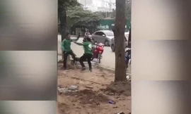 Hai tài xế GrabBike đánh nhau tranh khách giữa phố