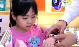 Bố mẹ tìm mua đồng hồ định vị con sau vụ học sinh bị bỏ quên trên xe