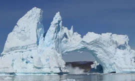 Kinh hoàng núi băng vỡ rời từng mảng ở Greenland