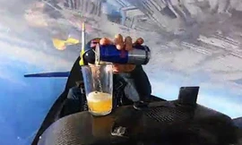 Clip: Phi công vừa nhào lộn, vừa rót nước giữa trời như làm ảo thuật