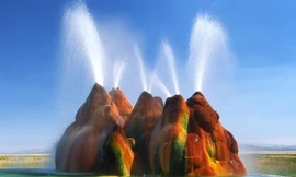 Mạch nước 200 độ C phun vọt siêu thực như khung cảnh ngoài hành tinh