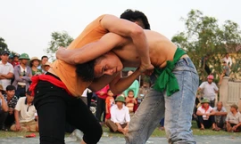 Những pha cài người nghẹt thở trong hội vật Xuân trên quê Bác