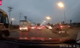 Ôtô đang đi bất ngờ va chạm lật ngửa giữa đường