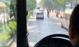 Tài xế ô tô “biển D” ngang ngược cản đường xe cứu hỏa