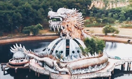 Tòa nhà hình rồng ma mị bỏ hoang ở Huế dưới góc máy khách Tây