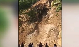 Đứng xem lở núi, gần chục người suýt bị đá đè chết