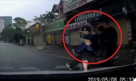 Cạy trộm logo xe bán tải, 2 thanh niên bị tài xế huých ngã như phim