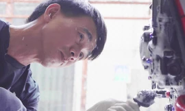 Rửa xe máy bằng cách tháo bung giá hàng triệu đồng ở Sài Gòn