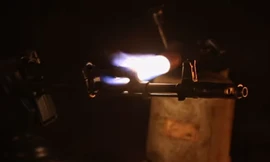 Cận cảnh súng AK Nga bị nung đỏ nòng vẫn khai hỏa bình thường