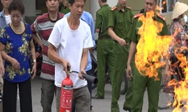 Cảnh sát PCCC hướng dẫn dập tắt bình gas cháy