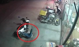 Clip: Bi hài thanh niên đâm đầu vào cửa kính, ngã bật ngửa ra đường