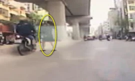 Xe máy đâm thẳng người phụ nữ đang bế con đi sang đường