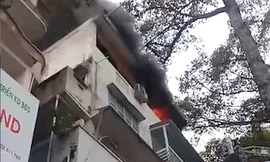 VIDEO: Nhà 5 tầng ở trung tâm Sài Gòn bốc cháy