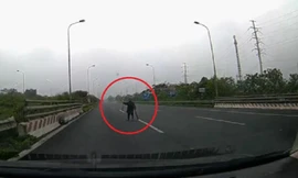 Tài xế hốt hoảng khi thấy cụ bà nhặt rác giữa đường cao tốc