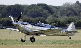 Phi công Anh bay vòng quanh thế giới trên tiêm kích thời Thế chiến II