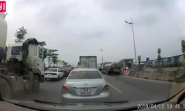 Không nhường đường, xe bán tải bị xe bồn chở xăng kéo lê