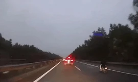 Thanh niên đầu trần, chạy xé gió trong cao tốc khiến ôtô chào thua