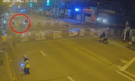 Clip: Vượt barie đường sắt kiểu tự sát, người đàn ông bị tàu hỏa đâm chết