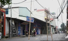 Hàng cột điện 'đứng' giữa đường ở Hà Nội