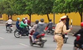 Những màn rượt đuổi bắt người vi phạm như phim hành động của CSGT Hà Nội