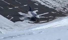 Video: Máy bay bị trơn trượt trên đường băng, đâm sầm vào khối tuyết