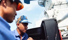 Bên trong nhà máy sửa chữa tàu ngầm ở Cam Ranh