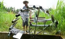 Bánh xe nước tưới vườn không cần điện của nông dân Quảng Ngãi